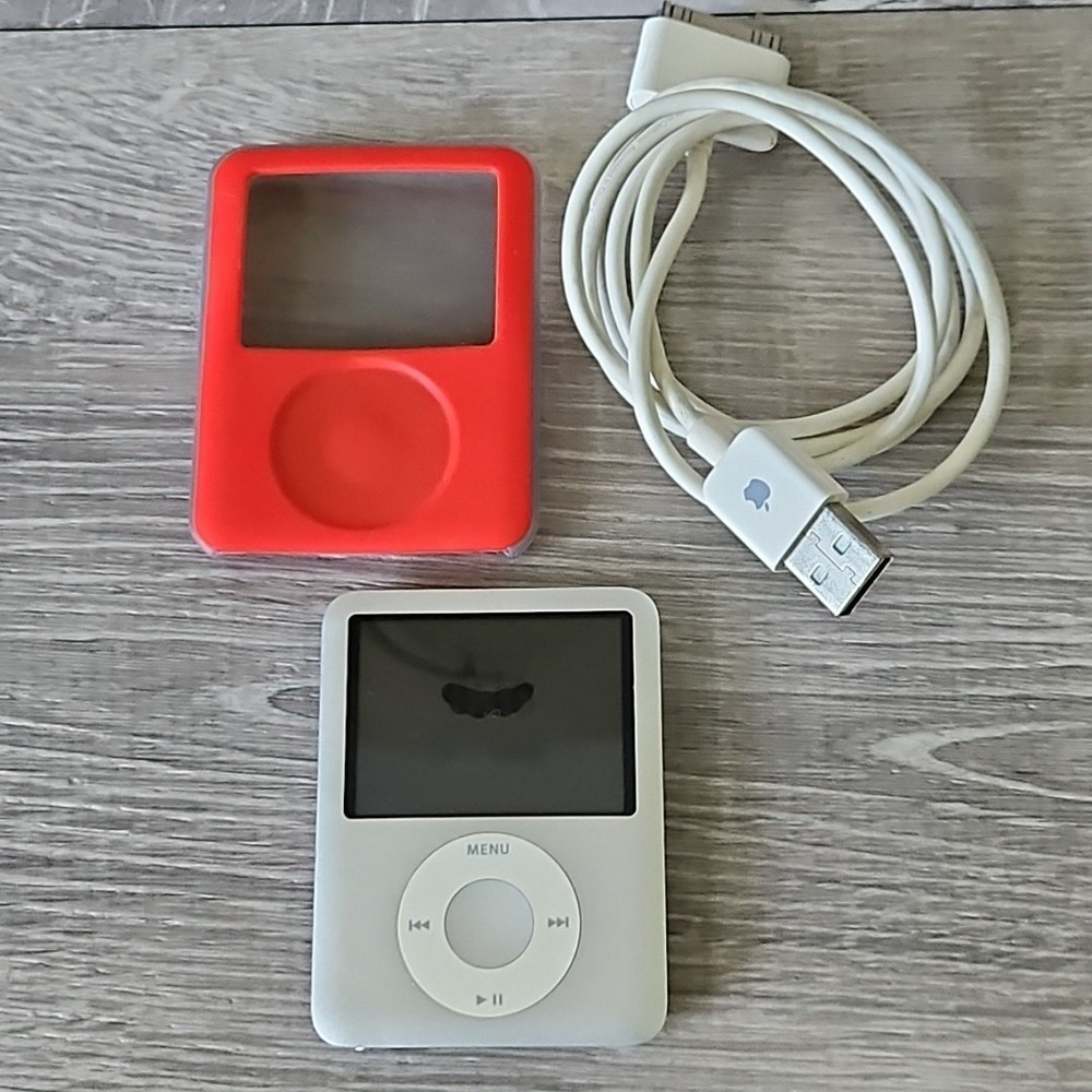 Apple iPod Nano 3rd Generation 4GB A1236 Silver Tested bundle w/cable FLAWS